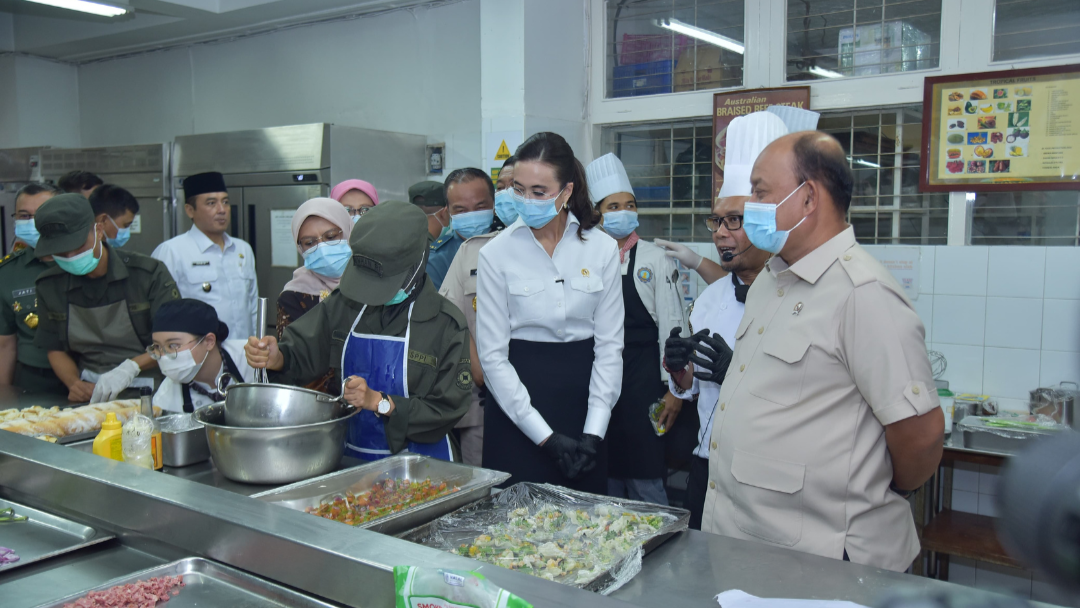 BGN Tanjung Pinang dan Menpar Tinjau Praktik Siswa SPPI Batch-3 di Dapur NHI